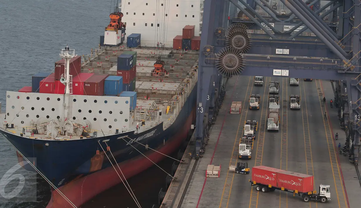 Sebuah kapal singgah untuk menurunkan peti kemas, Tanjung Priok, Jakarta, Kamis (22/10/2015). Mendag Thomas T. Lembong memproyeksikan, kinerja ekspor hingga akhir tahun akan turun 14% dan impor turun 17% secara year on year. (Liputan6.com/Angga Yuniar)