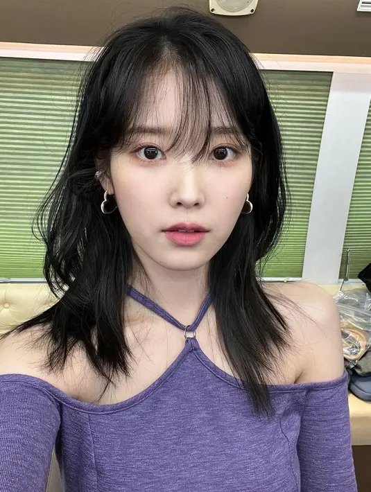 <p>Tak jarang, IU juga membagikan foto selfienya saat berada di belakang panggung. Dengan makeup natural dan gaya rambut wolf cut, tampilan ini bisa jadi inspirasi untuk kamu mencoba mengubah penampilan. Foto: Instagram.</p>