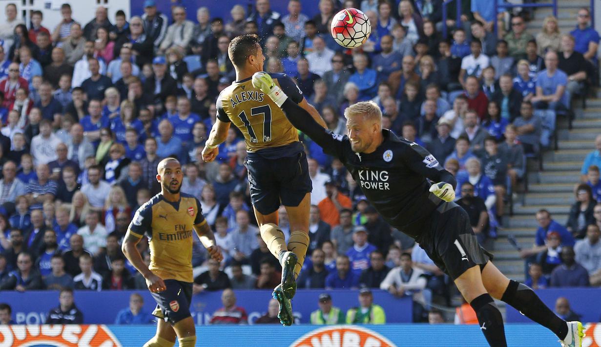 Penyerang Arsenal, Alexis Sanchez mencetak gol melalui sundulan ke gawang Leicester pada laga Liga Inggris di Stadion King Power, Inggris, Sabtu (26/9/2015). (Action Images via Reuters/Craig Brough)