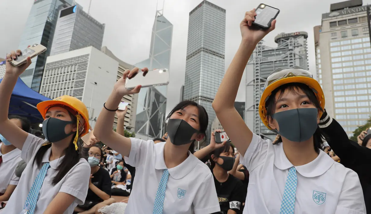 Siswa sekolah saat mengikuti aksi protes RUU anti-ekstradisi di Hong Kong (2/9/2019). Gerakan anti-pemerintah yang menuntut demokrasi dan penyelidikan independen atas brutalitas polisi ini diuji setelah liburan musim panas di daerah otonomi khusus China itu berakhir. (AP Photo/Kin Cheung)
