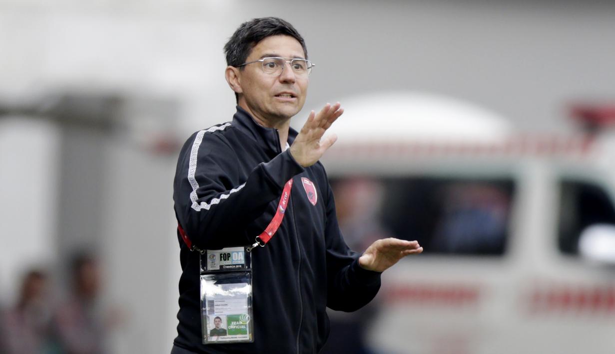 Pelatih PSM Makassar, Darije Kalezic, memberikan instruksi saat melawan Lao Toyota FC pada laga Piala AFC 2019 di Stadion Pakansari, Bogor, Rabu (13/3). PSM menang 7-3 atas Lao. (Bola.com/M. Iqbal Ichsan)