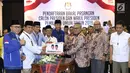 Bakal Capres/Cawapres Pemilu 2019, Prabowo Subianto (kedua kiri) dan Sandiaga Uno menyerahkan berkas syarat pencalonan kepada Ketua KPU, Arief Budiman di Gedung KPU, Jakarta, Jumat (10/8). (Liputan6.com/Helmi Fithriansyah)