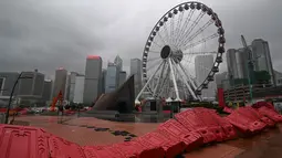 Badai ini diperkirakan akan membawa angin berkecepatan lebih dari 167 kilometer (103 mil) per jam, membawa hujan lebat dan angin kencang di seluruh wilayah. (Peter PARKS/AFP)