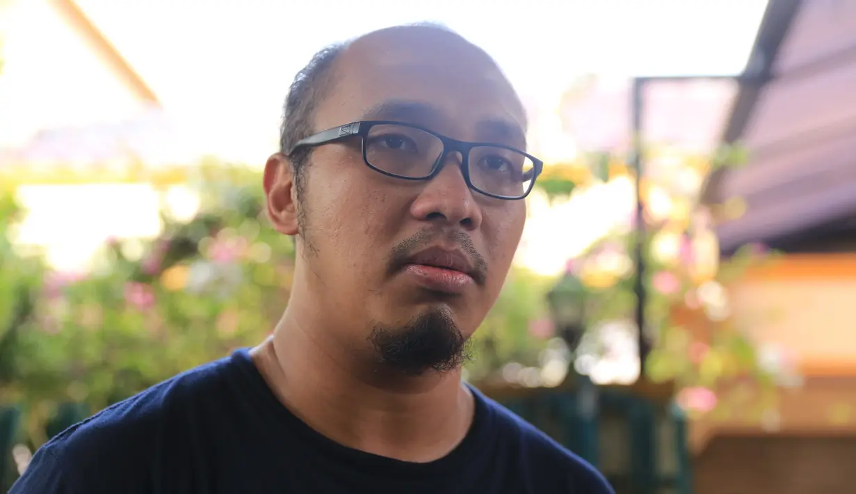 "Tadi siang saat kita mau bangunkan makan siang, bapak sudah tidak ada. Untuk memastikannya kita bawa ke rumah sakit," ungkap agung saat ditemui di rumah duka, Jalan Madrasah 1, Sukabumi Utara, Kebon Jeruk, Jakbar, Kamis (25/5). (Adrian Putra/Bintang.com)