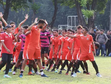 Pemain klub Persija Jakarta berlatih di Lapangan Banteng, Jakarta, Selasa (11/4). Sesi latihan tersebut dimanfaatkan ratusan The Jakmania untuk sekadar berfoto dan menyapa para pemain. (Liputan6.com/Immanuel Antonius)