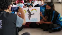 Komunitas Burung Laut Indonesia memberikan edukasi tentang pentingnya menjaga habitat burung Cikalang Christmas dari kepunahan, ke pelajar SDN Pulau Untung Jawa 01 Pagi (Dok. Komunitas Burung Laut Indonesia / Liputan6.com)