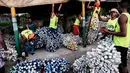 Kelompok parade Bloco Da Latinha sedang beristirahat setelah mengikuti karnaval di Madre de Deus, Brasil (9/2/2016). Para peserta "Bloco da Latinha" mengumpulkan botol selama 2 bulan sebelum karnaval dimulai. (AFP Photo/Yasuyoshi Chiba)