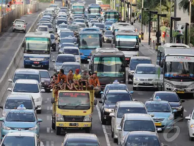 Ratusan kendaraan terjebak kemacetan saat melintasi Jl MH Thamrin, Jakarta, Kamis (18/12/2014). (Liputan6.com/Faizal Fanani)