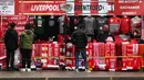 Pendukung Liverpool tengah berbelanja di toko merchandise sebelum laga lanjutan Liga Inggris 2024/2025 melawan Brentford di Anfield, Liverpool, Inggris, Minggu (25/08/2024) malam WIB. (AFP/Darren Stapless)