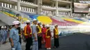 Anggota Komisi IV DPRD Kota Surakarta saat memasuki dalam Stadion Manahan. (Bola.com/Vincentius Atmaja)