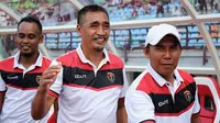 Pelatih Persinga Ngawi, Lulut Kistono, semringah kembali ke markas Persebaya, Sabtu (16/2/2019). (Bola.com/Aditya Wany)