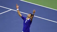 Ekspresi Novak Djokovic sesaat setelah menjadi juara di turnamen Grand Slam AS Terbuka 2015 dengan mengalahkan Roger Federer pada partai final di lapangan Stadion Arthur Ashe, Senin (14/8/2015) pagi WIB. (AFP Photo/Timothy A. Clary)