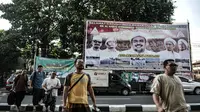 Anggota FPI dari luar daerah melintasi baliho penyambutan Habib Rizieq Shihab saat tiba di Jalan Petamburan III, Tanah Abang, Jakarta, Senin (9/11/2020). Sejumlah pedagang yang menjual beragam atribut FPI pun terlihat berjejer di sepanjang jalan. (merdeka.com/Iqbal S. Nugroho)