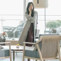 Gaya Song Hye Kyo bisa jadi inspirasi untuk pergi kantor. Seperi long outer dipadukan dengan inner strap sleeves putih, dengan bawahan flared skirt maroon berbahan kulit. Dok. Instagram Michaa