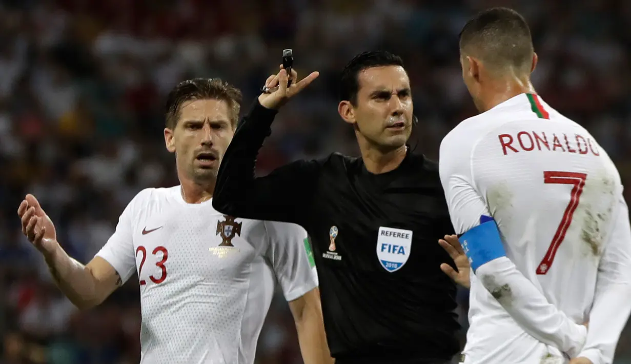 Penyerang Portugal, Cristiano Ronaldo memprotes wasit saat pertandingan melawan Uruguay pada babak 16 besar Piala Dunia 2018 di Stadion Fisht, Sochi, Rusia (30/6). Uruguay menang tipis atas Portugal 2-1. (AP Photo/Themba Hadebe)