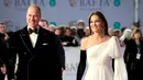 Hadir di acara BAFTA, Kate tampil menawan dengan gaun putih panjang model one shoulder ditambah dengan gloves panjang warna hitam. [@princeandprincessofwales]