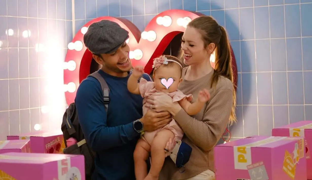 Meski sibuk dengan aktivitas di industri hiburan, Randy Pangalila selalu luangkan waktu untuk nikmati momen bareng buah hati dan istri tercinta, baik liburan atau sekadar jalan-jalan. Tingkah Baby Blair yang makin menggemaskan tentunya menjadi momen seru tersendiri untuk Randy dan Chelsey melihat tumbuh kembang sang buah hati. (Liputan6.com/IG/@randpunk)