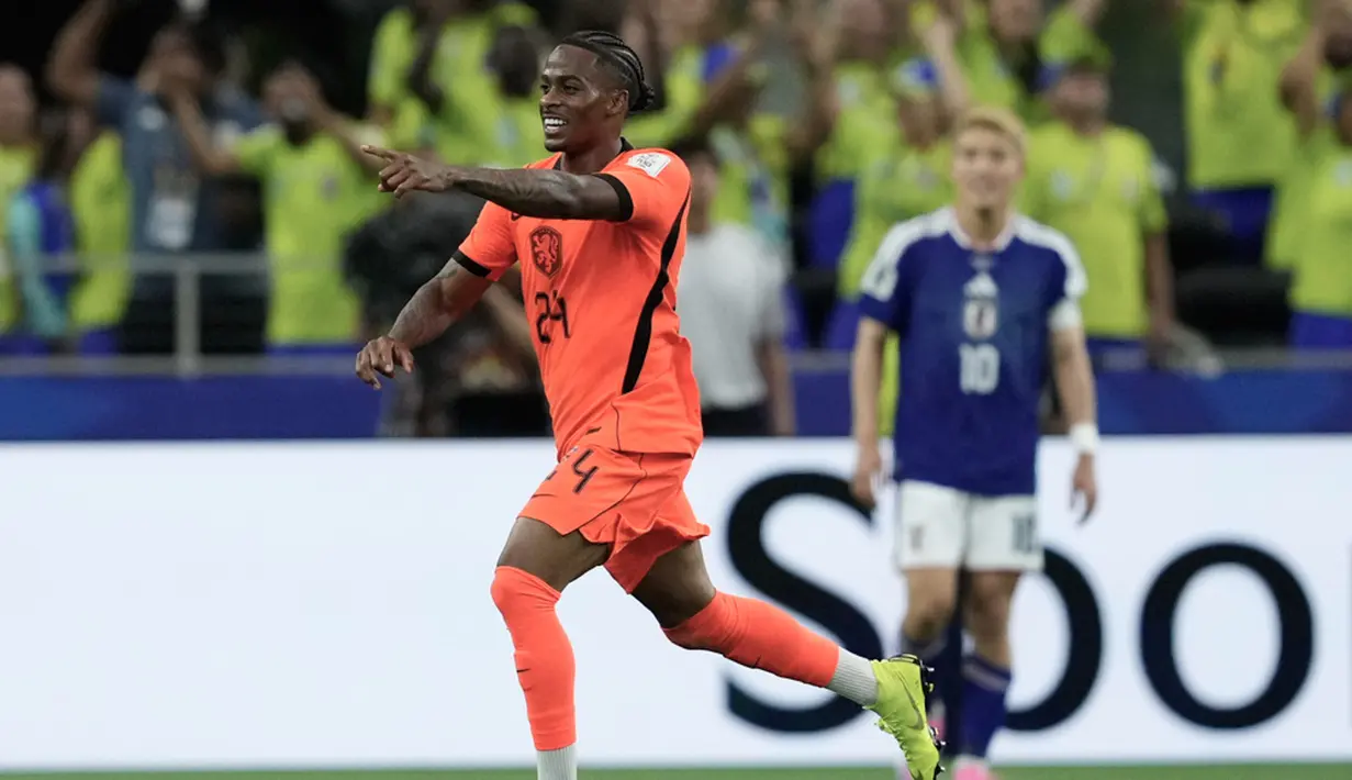 Belanda tidak tinggal diam. Virgil van Dijk dan kawan-kawan menekan pertahanan Blue Samurai dan berhasil unggul lagi lewat gol Crysencio Summerville yang memaksimalkan umpan Ryan Gravenberch pada menit ke-64. (AP Photo/Tony Guttierez)