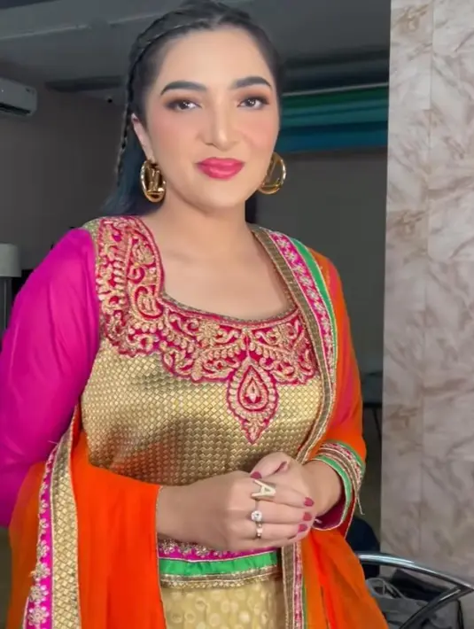 Ashanty juga terlihat hadir mengenakan baju Saree India warna warni. [@cantikawannadewi]