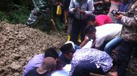 Azan terduga teroris Thamrin dimakamkan di Cirebon tanpa dihadiri orangtua. (Liputan6.com/Panji Prayitno)