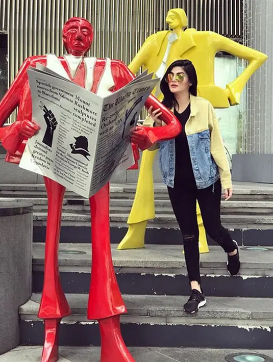 Sangat beruntung Hilda Vitria. Pasalnya, busana jenis apapun yang dipakainya selalu membuatnya tampil memesona dan memukau. (Instagram/hvkhildavitriakhan)