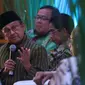 Presiden RI ketiga, BJ Habibie memberikan penjelasan saat peresmian nama gedung Bappenas, Jakarta, (23/9). Nama tersebut di ambil dari mendiang Prof. Dr. Widjojo Nitisastro yang berperan dalam pembangunan Indonesia 1927-2012 . (Liputan6.com/Angga Yuniar)