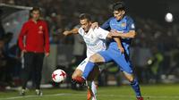 Gelandang Real Madrid, Lucas Vazquez, berebut bola dengan bek Fuenlabrada, Fran Garcia, pada laga Copa del Rey di Stadion Fernando Torres, Madrid, Kamis (26/10/2017). Fuenlabrada kalah 0-2 dari Madrid. (AP/Francisco Seco)