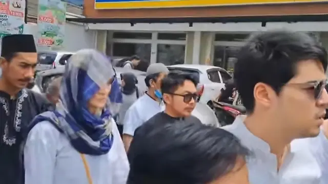 Luna Maya Melayat Ibu Maxime