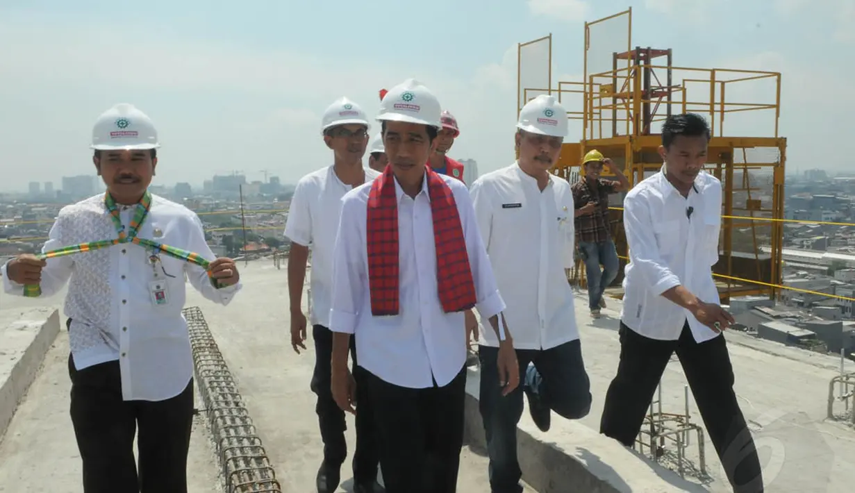 Jokowi yang mengenakan topi pelindung proyek meninjau lantai paling atas rusunawa Tambora, Jakarta, Jumat (16/5/14). (Liputan6.com/Herman Zakharia) 