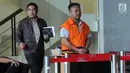 Penyuap Bupati Pakpak Bharat, Rizal Efendi Padang (rompi oranye) usai menjalani pemeriksaan di gedung KPK, Jakarta, Senin (28/1). Berkas perkara penyidikan Rizal Efendi Padang telah P21 dan siap dilimpahkan ke pengadilan. (Merdeka.com/Dwi Narwoko)