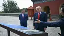 Presiden Tiongkok, Xi Jinping (kanan) dan Presiden Amerika Serikat (AS), Donald Trump (tengah) mengunjungi Temple of Heaven, Beijing, Kamis 14 Mei 2026. (Brendan Smialowski/Pool Photo via AP)