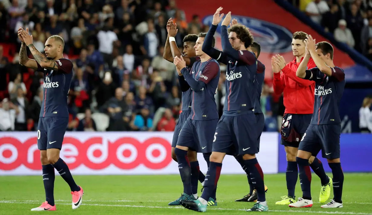 Para pemain PSG memberikan aplaus kepada penonton usai pertandingan melawan Toulouse pada laga Liga 1 Prancis, di Stadion Parc des Princes, Senin (21/8/2017). PSG menang 6-2 atas Toulouse. (AFP/Thomas Samson)