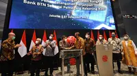 Wakil Direktur Utama PT  Bank Tabungan Negara (Persero) Tbk, Nixon LP Napitupulu (kanan) dan Direktur Utama PT Kustodian Sentral Efek Indonesia (KSEI) Uriep Budhi Prasetyo bersama jajaran Direksi BTN KSEI dan OJK usai penandatanganan PKS mengenai pemegang rekening KSEI di Jakarta (27/12/2022). (Liputan6.com)