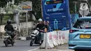 Pengendara sepeda motor nekat melawan arus lalu lintas di salah satu ruas jalan raya di Jakarta Selatan pada Kamis (12/6/2025). (Liputan6.com/Angga Yuniar)