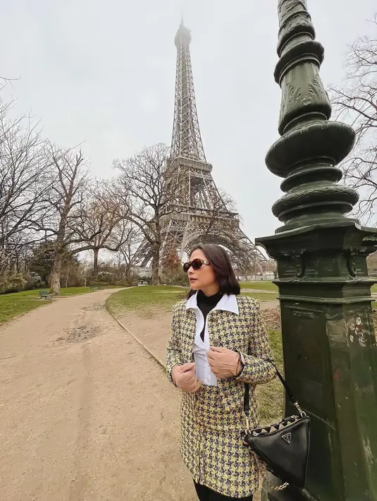 Selama di Prancis dan Italia, aktris 26 tahun itu kerap tampil modis dengan tweed outfit. [@prillylatuconsina96].