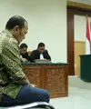 Setelah melalui proses beberapa bulan, akhirnya penyanyi Iwa Kusuma alias Iwa K mendengarkan vonis hakim. Penyanyi rap itu divonis 6 bulan dikurangi masa rehabilitasi. Vonis itu lebih ringan dari tuntutan 8 bulan penjara. (Adrian Putra/Bintang.com)