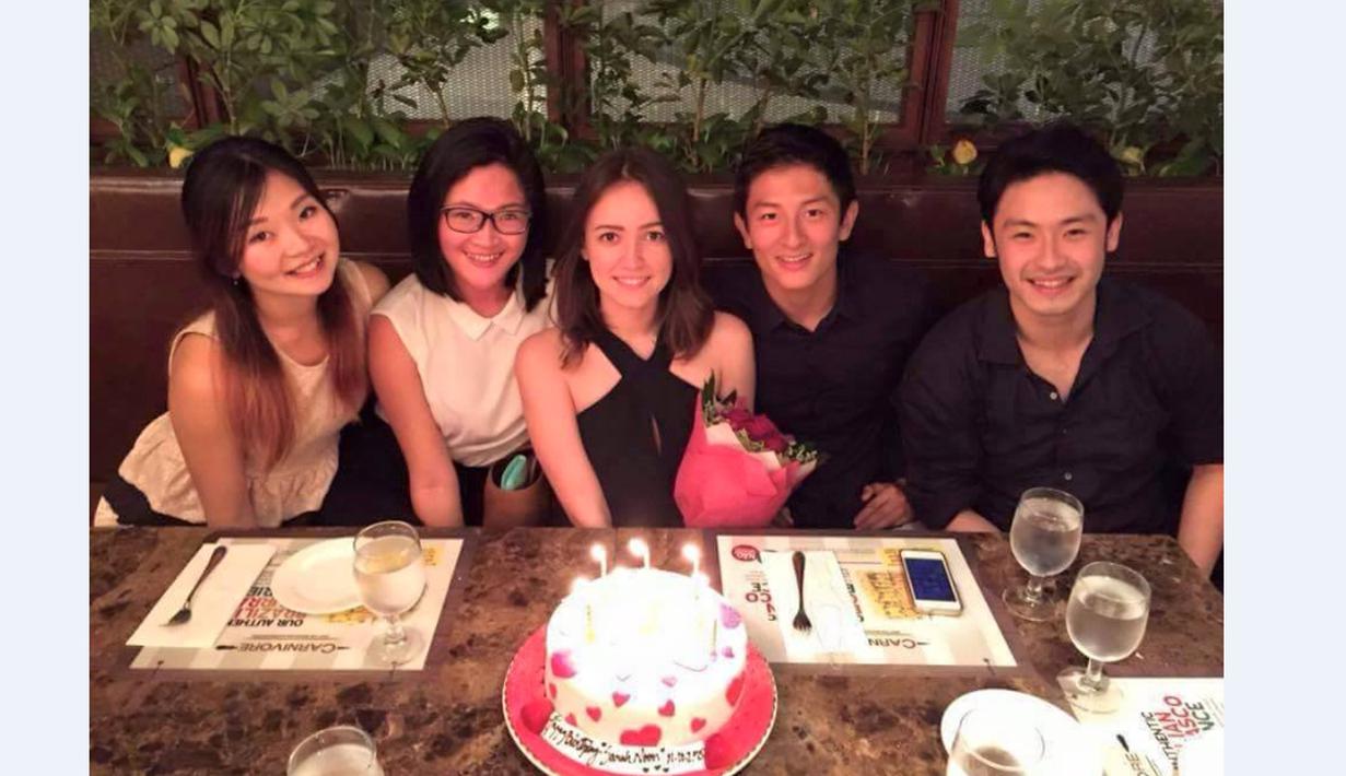Sarah Noon merayakan ulang tahunnya bersama Rio Haryanto dan teman-temannya. (Facebook/Sarah Noon)