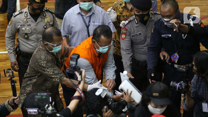 Menteri Kelautan dan Perikanan, Edhy Prabowo (tengah) digiring petugas usai rilis penetapan tersangka kasus dugaan suap penetapan calon eksportir benih lobster di Gedung KPK Jakarta, Kamis (26/11/2020). Sebelumnya, Edhy ditangkap KPK usai lawatan ke Amerika. (Liputan6.com/Helmi Fithriansyah)