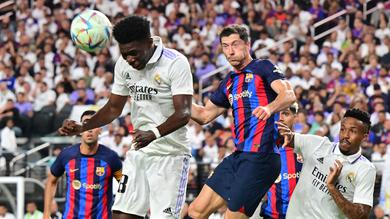 Pemain Real Madrid, Aurelien Tchouameni (kiri) menanduk bola saat pertandingan persahabatan antara Real Madrid melawan Barcelona di Stadion Allegiant, Las Vegas, Amerika Serikat, Minggu (24/07/2022) pagi WIB. (AFP/Frederic J. Brown)