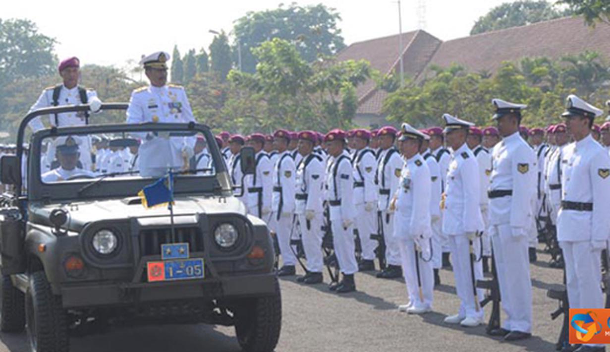 Citizen6, Surabaya: Dankobangdikal berserta prajurit Kobangdikal memperingati Hari Ulang Tahun TNI AL ke-67 di lapangan Laut Maluku, Kesatrian Bumimoro Kobangdikal, Senin (10/9). (Pengirim: Penkobangdikal).