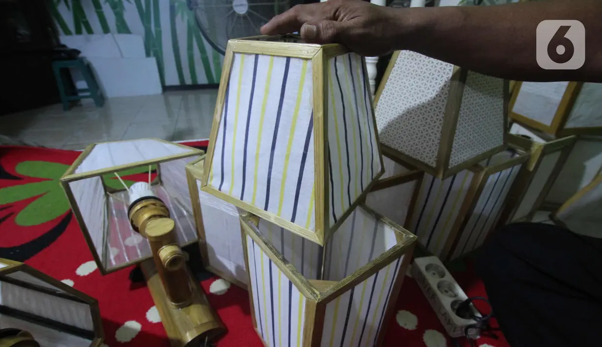 Perajin lampion hias, Nana Suryana (52), menyelesaikan pesanan konsumen di kawasan Benda, Kota Tangerang. Selasa (9/3/2021). Hasil karya tersebut semuanya menggunakan limbah yang didapat dari daerah sekitar lingkungan kampungnya. (Liputan6.com/Angga Yuniar)