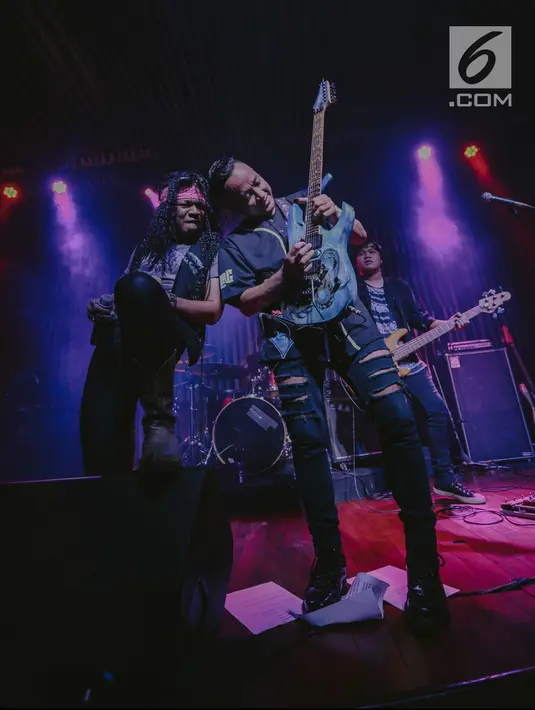 Penyanyi Rock Candil tampil dalam konser Tribute to Guns N' Roses ‘Not In This Lifetime Tour’ di Hard Rock Cafe, Jakarta, Kamis (13/9). Acara itu digelar menjelang konser band rock legendaris, Guns N Roses pada November 2018. (Liputan6.com/Faizal Fanani)