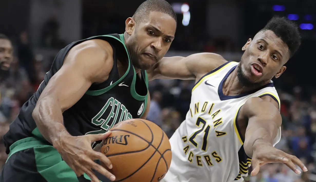 Pemain Boston Celtics, Al Horford (kiri) berebut bola dengan pemain Indiana Pacers, Thaddeus Young pada lanjutan NBA basketball game di Bankers Life Fieldhouse, Indianapolis, (25/11/2017). Boston Celtics menang 108-98. (AP/Darron Cummings)
