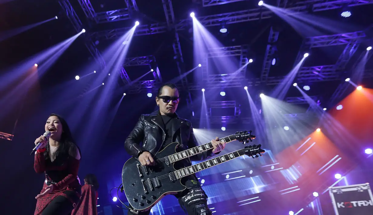 Selain berkolaborasi dengan penyanyi berkebangsaan Perancis, Anggun C. Sasmi dalam konser itu juga mengumumkan pengganti Posan, drummer. Setelah ditinggal Posan sejak Maret 2011, grup ini hanya memakai jasa additional player. (Bambang E. Ros/Bintang.com)