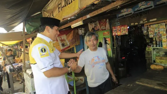 Cagub Sulsel Nurdin Halid Janji Beri Bantuan Modal Usaha Gratis Tanpa Jaminan ke Pedagang Kecil (Liputan6.com/ Eka Hakim)
