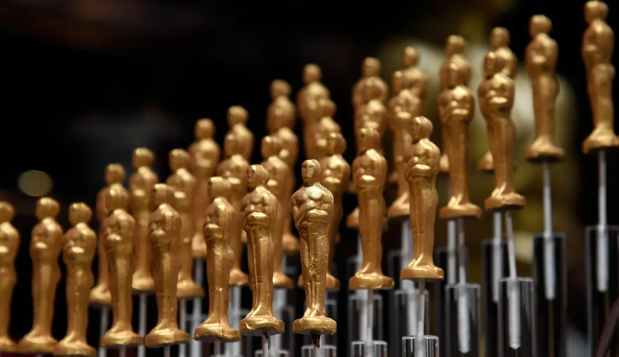 Deretan patung Oscar bertabur emas terbuat dari coklat ditampilkan saat konfrensi pers Ballars Governor Awards di Dolby Theatre, California, (15/2). Coklat tersebut akan disajikan pada malam Academy Awards ke-91. (Kevork Djansezian / Getty Images / AFP)