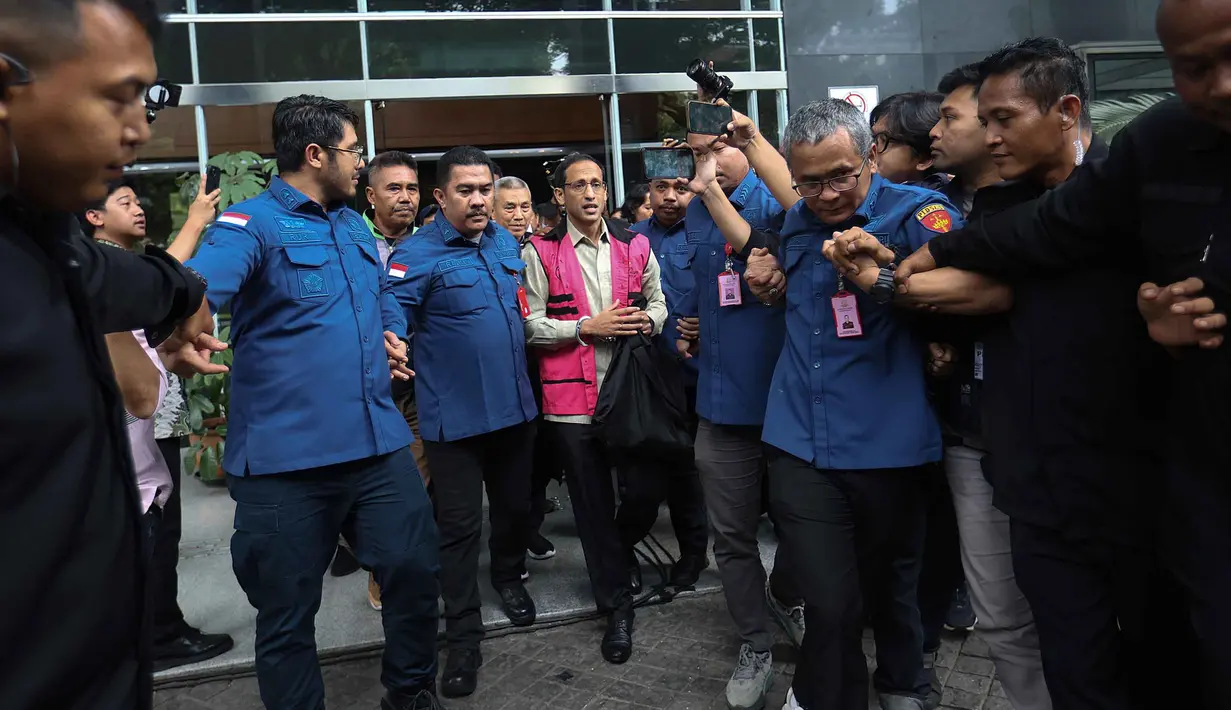 Jaksa Penuntut Umum (JPU) juga mendakwa Nadiem Makarim memperkaya diri sendiri senilai Rp 809,59 miliar yang diduga berasal dari PT Aplikasi Karya Anak Bangsa (PT AKAB) melalui PT Gojek Indonesia. Tampak dalam foto, mantan Menteri Pendidikan, Kebudayaan, Riset, dan Teknologi (Mendikbudristek), Nadiem Anwar Makarim (tengah) saat meninggalkan gedung Pengadilan Tindak Pidana Korupsi (Tipikor) usai menghadiri sidang lanjutan terkait kasus dugaan korupsi pengadaan laptop berbasis Chromebook, Jakarta, Kamis (8/1/2026). (Kapanlagi.com/Budy Santoso)