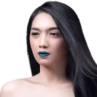 Angel Karamoy selalu berhasil menarik perhatian, terlebih karena paras cantiknya. Dalam sebuah pemotretan tampak artis cantik ini memakai lipstik dengan warna yang tidak biasa yaitu warna hijau. (via instagram/@realangelkaramoy)