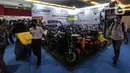 Sejumlah motor listrik dipamerkan pada pameran kendaraan listrik Persatuan Industri Kendaraan Listrik Indonesia (Periklindo) Electric Vehicle Show di JIEXPO Kemayoran, Jakarta, Jumat (22/7/2022). Pameran yang berlangsung pada 22-31 Juli 2022 ini menampilkan beragam inovasi untuk kendaraan listrik, mobil dan motor. (Liputan6.com/Johan Tallo)