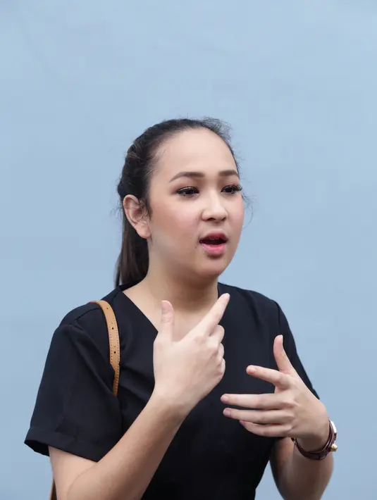 Gadis yang terkenal dengan pipi chubby nya, selalu mix and match berbagai macam makeup dan kostum sebelum manggung. (via instagram/@agthpricila)